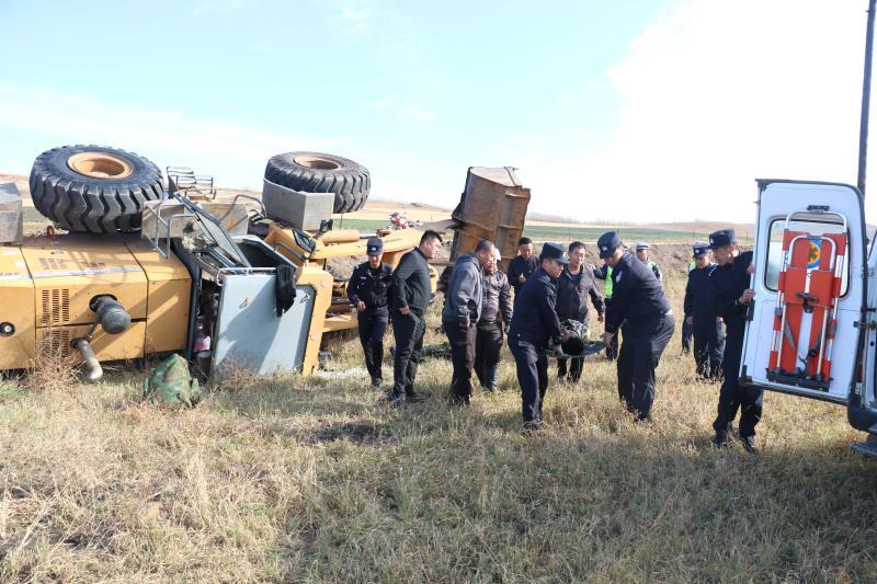 内蒙古：叉车不小心在道路下，警察和人民携手帮助人们入睡