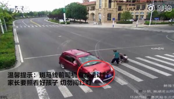 男子急速闯红灯撞死过斑马线行人，深圳警方传递|过了红灯停在斑马线上|红灯闯了一半停路中间