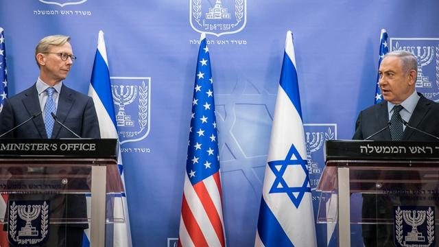 今年6月底，以色列总理内塔尼亚胡（右）在耶路撒冷与到访的美国伊朗问题特别代表布赖恩·胡克举行会谈，双方呼吁联合国延长对伊朗的武器禁运。新华社