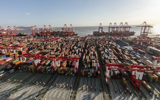 这是11月3日拍摄的上海洋山港集装箱码头。新华社
