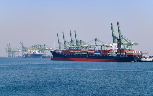11月4日，在天津港东突堤码头，集装箱货轮在港口内停泊。新华社