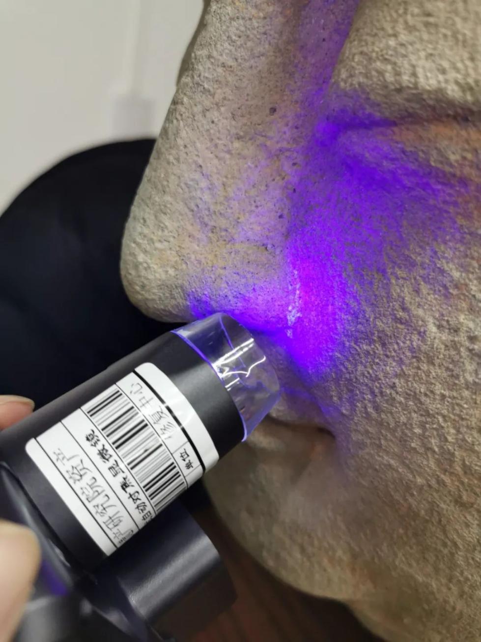 文物测试分析中发现佛首鼻翼及鼻梁处荧光现象,推断存在修复痕迹。国家文物局供图