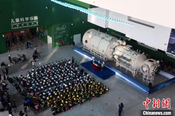 中国空间站天和核心舱1:1结构验证件亮相中国科技馆