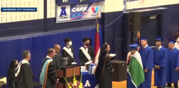 美高中生毕业典礼身披墨西哥国旗被取消毕业证