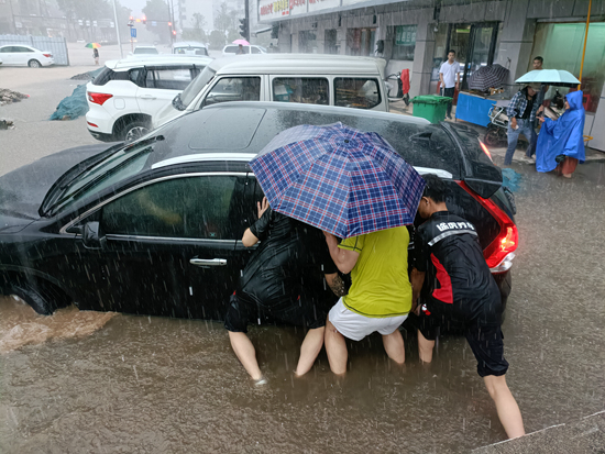 十几个谈人接连正在店内避雨！鱼塘清淤泥施工方案(1)