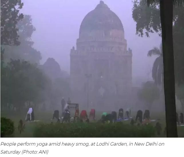 当地时间2021年11月13日，印度首都新德里，民众在浓雾中练习瑜伽。图片来源：《印度时报》报道截图。