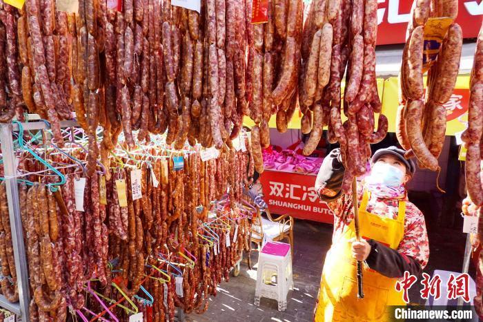 资料图:晒制腊肠。 张远 摄 资料图:晒制腊肠。 张远 摄