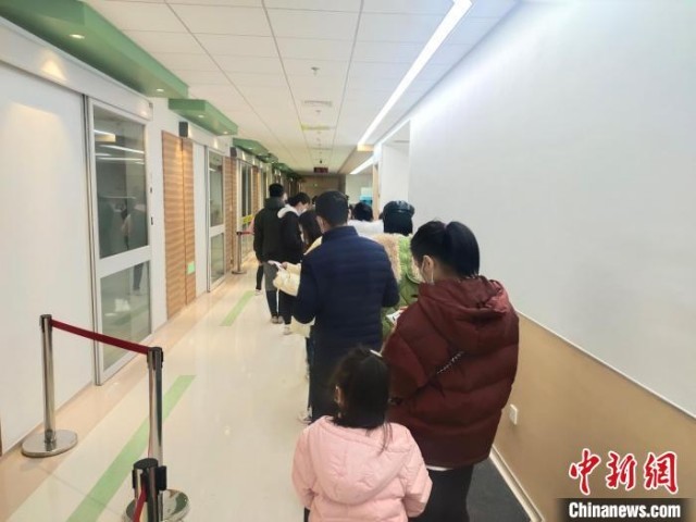 杭州一医院内的核酸检测队伍。 王逸飞 摄