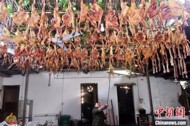 资料图:民众在挂冬至风鸡和风肉。 肖亚辉 摄