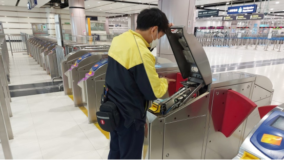 港铁车站职员检查出入闸机。图自香港橙新闻