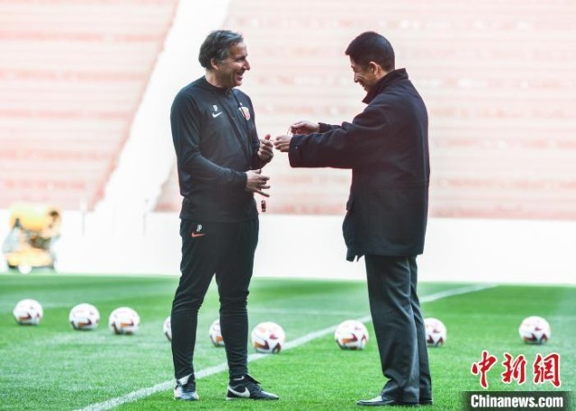 上海海港足球俱乐部3日为新任西班牙籍主帅哈维尔・佩雷拉举行欢迎仪式 上海海港足球俱乐部供图