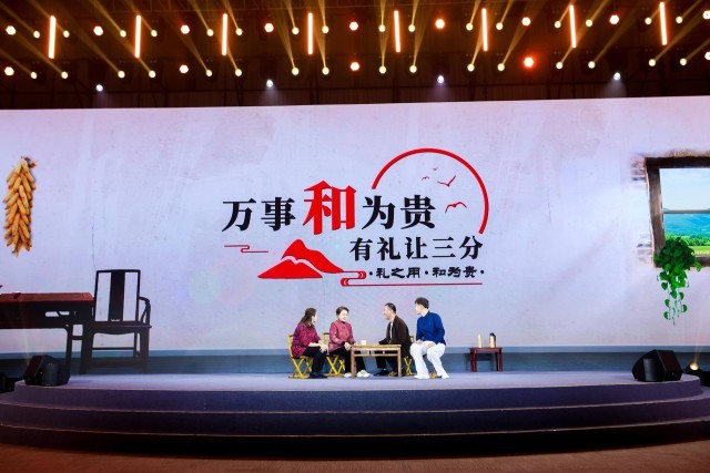 “何以中国·弦歌不辍”网络主题活动现场,山东省济宁曲阜市钱家村巾帼胡同长艾新新等讲述《和为贵》。人民视频供图。