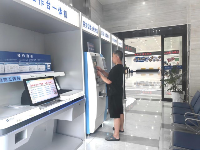 市民在“7×24小时政务服务站”智能设备上自主办理相关业务。高艳飞摄.jpg