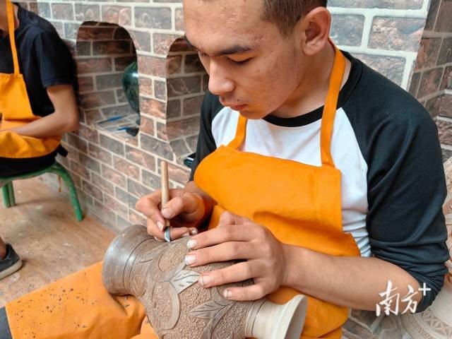 Ӣ��ɳ�����մ��ڣ�����ʹ�ô�ͳ����������ա��Ϸ�+ ��ϫ ����