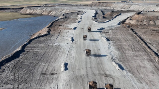 徐工无人电动矿卡行驶在内蒙古华能伊敏露天矿区。受访对象供图