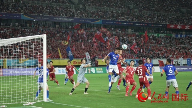 “苏超”比赛现场。人民网记者 余乐摄