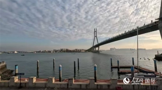 海南省儋州市洋浦大桥。人民网 萨拉·阿芙泽尔摄