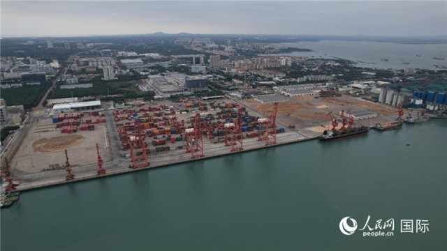 海南省儋州市洋浦国际集装箱码头俯瞰图。人民网记者孟凡盛摄