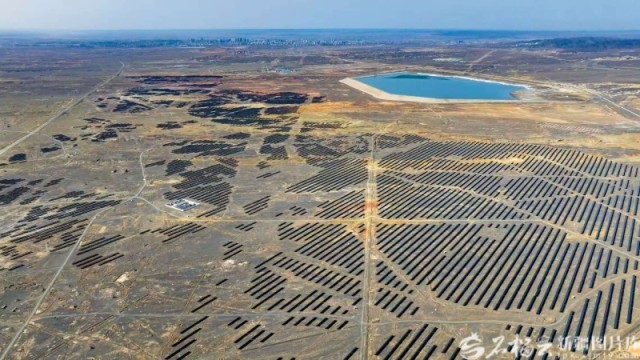 图为新疆油田三三区光伏基地(吕殿杰 摄影)