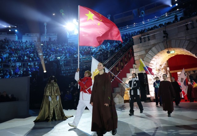 四十六载冰雪路 辉映绚丽中国红——写在米兰冬奥会中国健儿再创历史之际(图1)