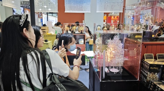 九游app：国潮出海展区的消博参展商：传播好中国文化故事