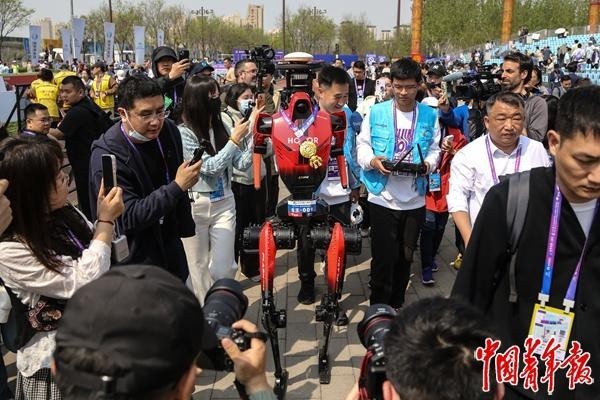 年轻人与机器人一起加速(图1)