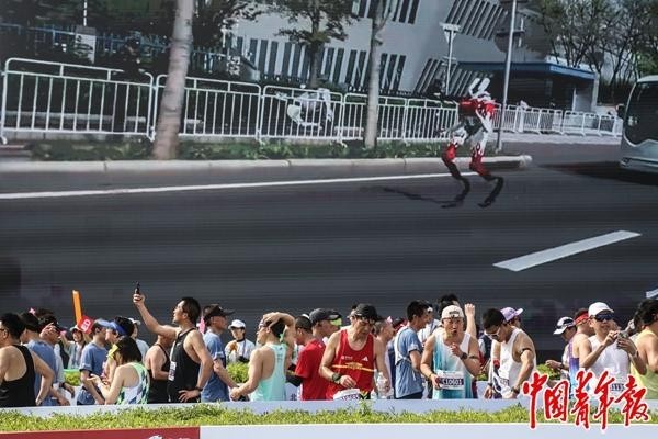 年轻人与机器人一起加速(图2)