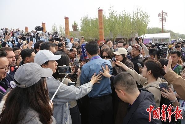 年轻人与机器人一起加速(图3)