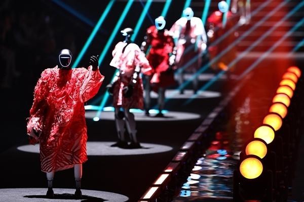 年轻人与机器人一起加速(图6)