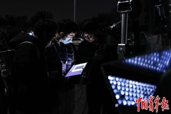 年轻人与机器人一起加速(图7)