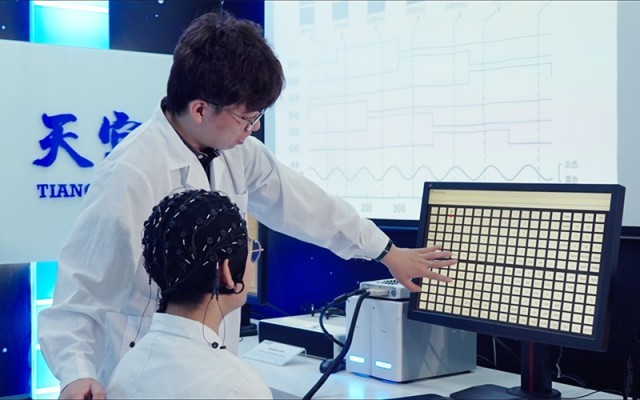 全球最大指令集高速非侵入式脑机接口系统。天津大学供图