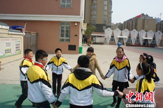 刘伟俐和学生们一起做活动 钟欣 摄