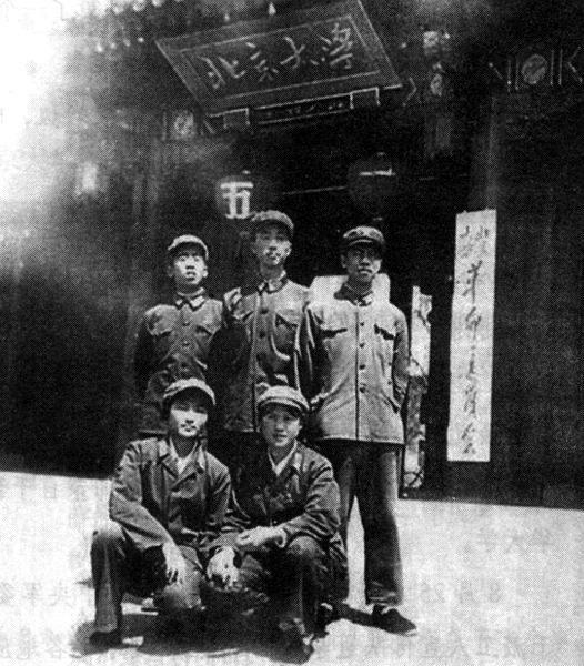 70年代的工农兵大学生,在北京大学合影(图片来自网络)