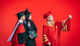 给每位毕业生拨穗！西北大学校长还和学生自拍数千次.jpg