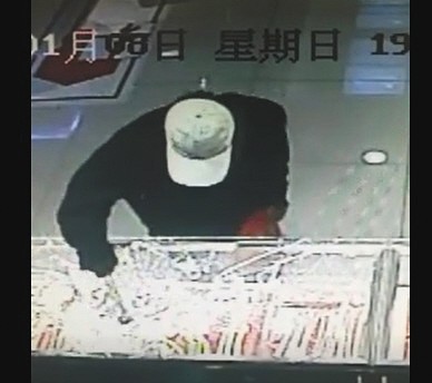 北京金店发生劫案十余金条被抢 嫌疑人戴帽躲避摄像