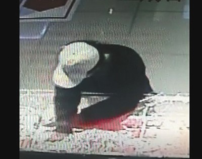 北京金店发生劫案十余金条被抢 嫌疑人戴帽躲避摄像