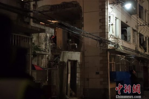 上海杨浦区一幢四层楼房外立面发生坍塌 1人受伤