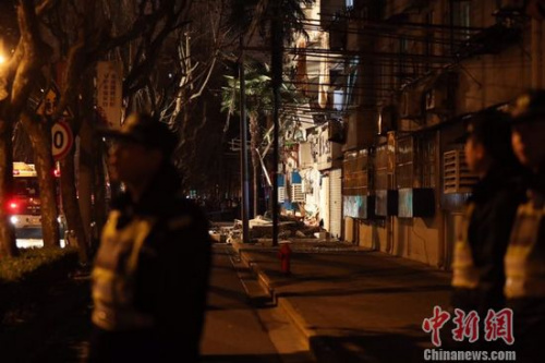 上海杨浦区一幢四层楼房外立面发生坍塌 1人受伤