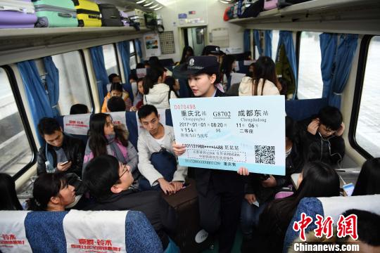重庆火车站美女“警花”为旅客宣传如何识别真假火车票