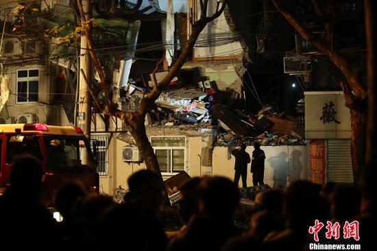上海杨浦塌楼亲历者：一声巨响，以为是地震