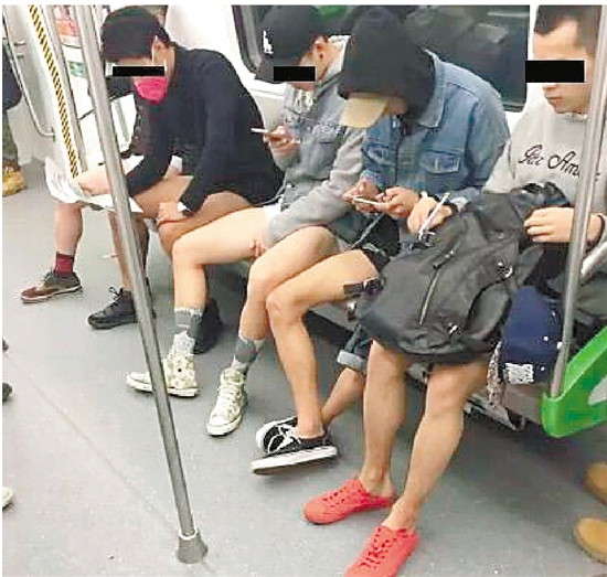 杭州地铁4号线，10个男生当众脱裤