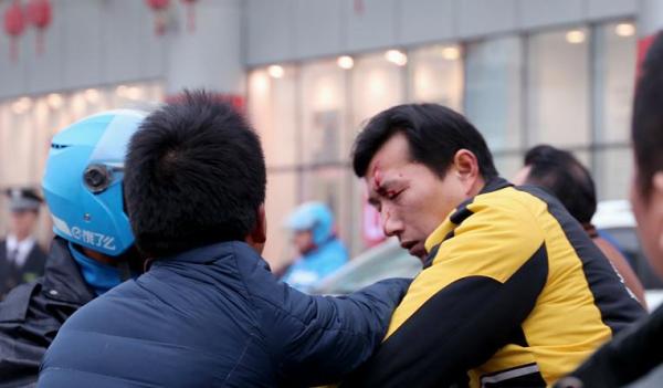 武汉多名外卖公司员工街头肢体冲突 警方调查