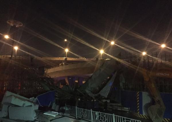 郑州：拆高架桥时坍塌致1死8伤 死者家属爬铲车(图)