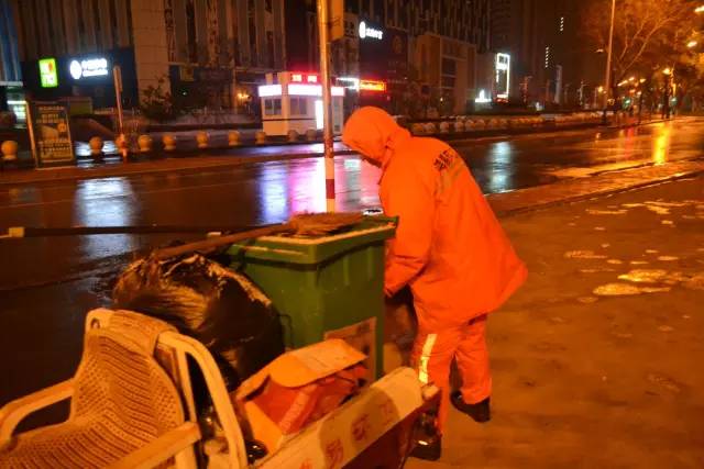 滨江一62岁环卫工快车道上清垃圾被撞飞 挡风玻璃都碎了