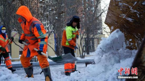 11月20日13时左右，记者走访了哈尔滨市和平路、中山路、民生路等路段，看到路面车行顺畅，环卫工人正在路面作业进行收尾清根工作，将残雪装车运至附近的堆雪场。19日凌晨2时开始的本轮降雪，哈尔滨市区累计降水量7.1毫米，属大雪量级。全市共有5万余人奋战清冰雪一线，确保城市交通顺畅。 <a target='_blank' href='http://www.chinanews.com/' _fcksavedurl='http://www.chinanews.com/'></table><p align=