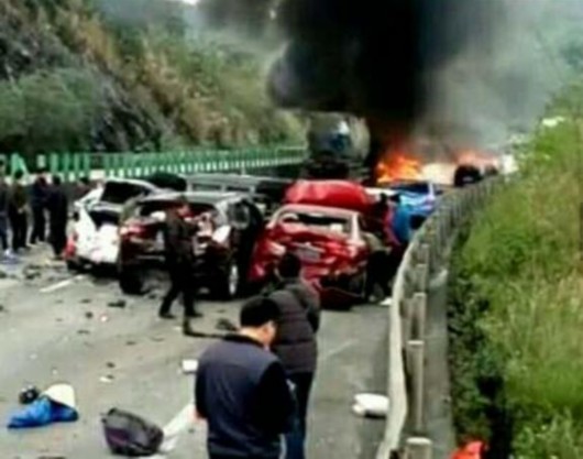 广东高速发生19辆车碰撞 7车着火6死16伤 事故