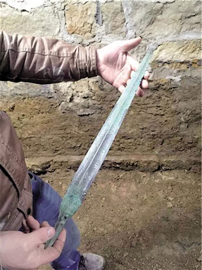 重庆永川代家店村民拆房发现两把战国古剑(图)