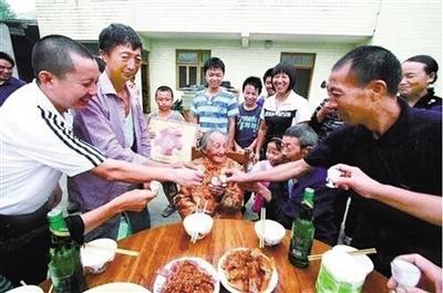 重庆114岁老人离世:喜欢喝酒 113岁时仍干活