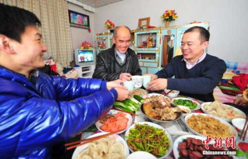 资料图：辽宁省葫芦岛市民在家中与家人享受丰盛的年夜饭。<a target='_blank' href='http://www.chinanews.com/' _fcksavedurl='http://www.chinanews.com/'></table><p align=