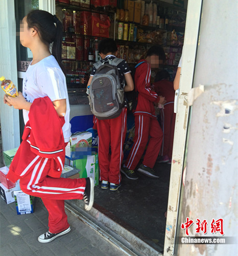 资料图：2016年5月，北京某小学学生在附近小超市买东西。<a target='_blank' href='http://www.chinanews.com/' _fcksavedurl='http://www.chinanews.com/' ></table><p align=